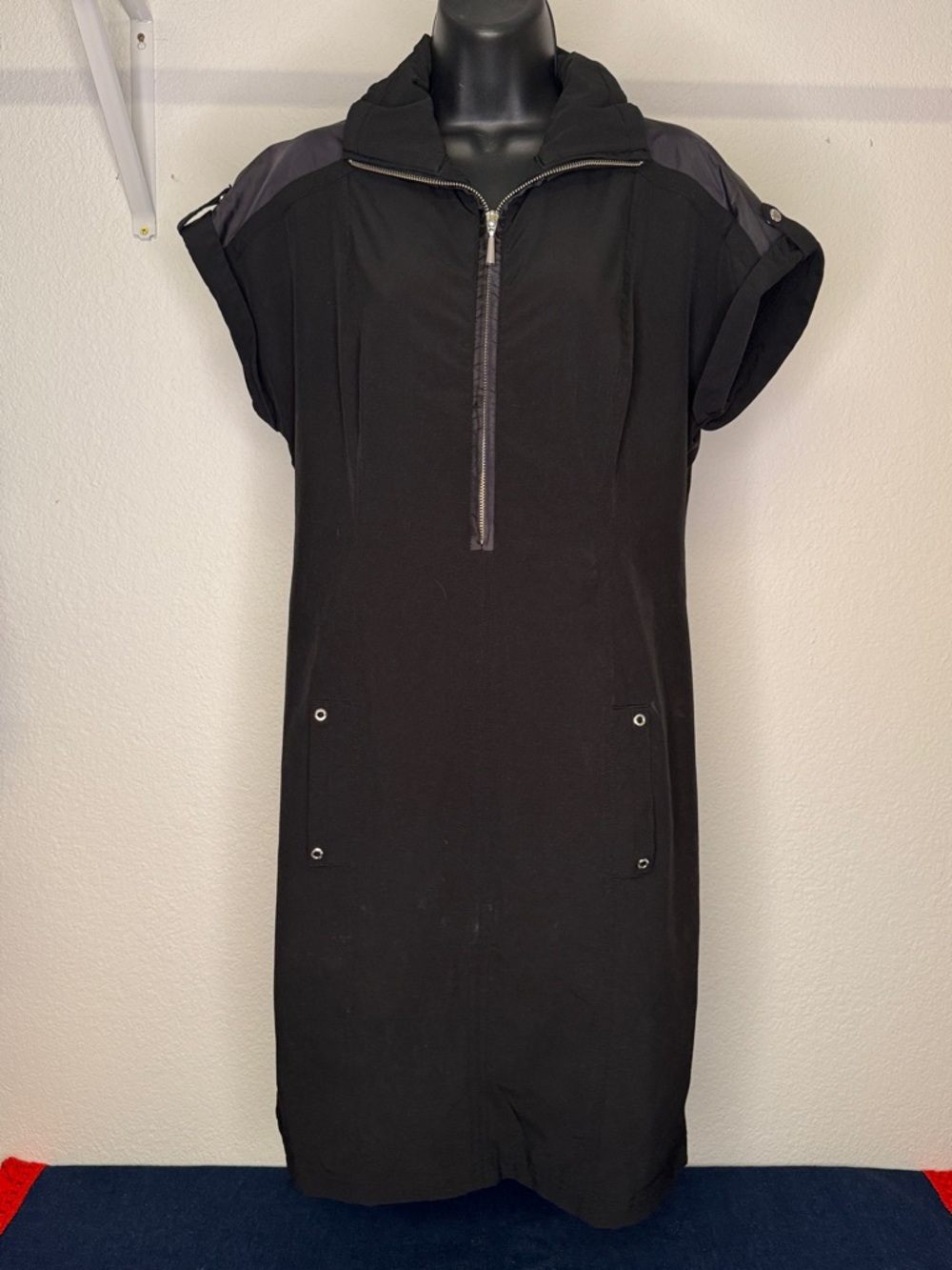 Zenergy by Chico’s Neema black hooded sport dress. Chico’s size 1/US size 8.
